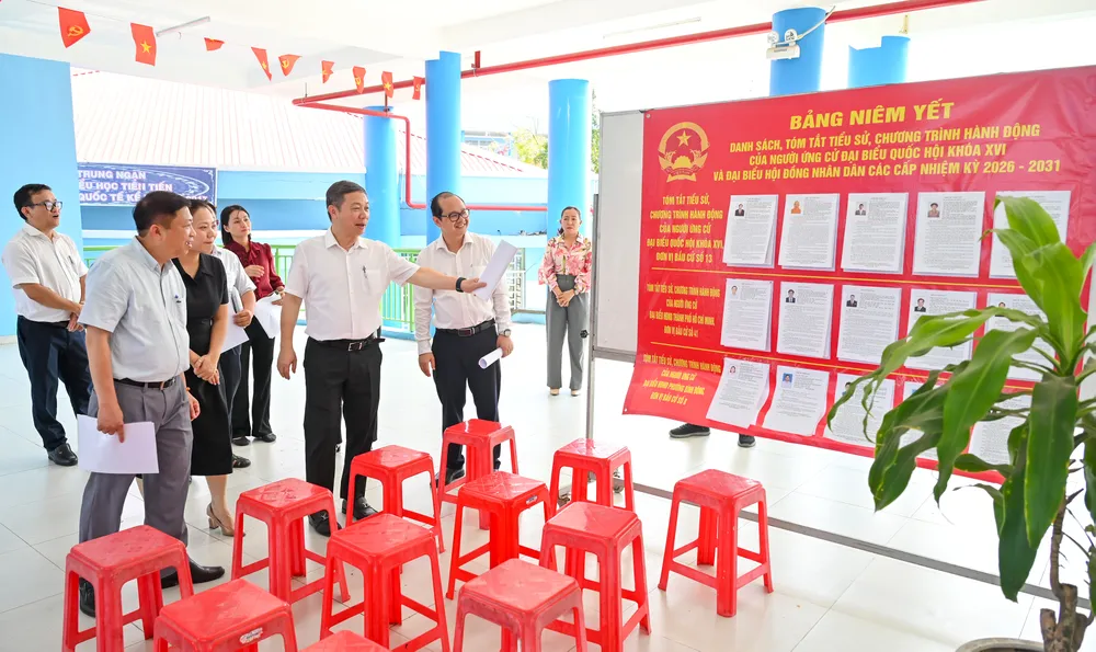 Đoàn kiểm tra khu vực niêm yết danh sách, tiểu sử người ứng cử tại điểm bầu cử số 40, phường Bình Đông.jpg