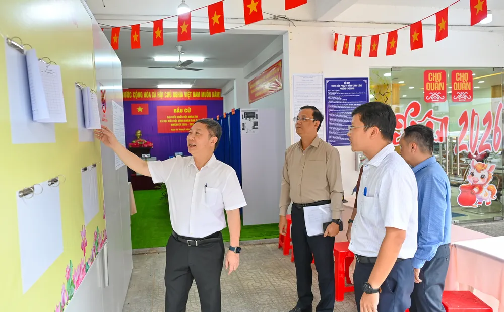 Đồng chí Dương Anh Đức kiểm tra khu vực bầu cử tại phường Chợ Quán.jpg