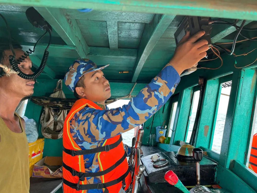 Lực lượng chức năng kiểm tra thiết bị giám sát hành trình VMS trên tàu cá hoạt động trên vùng biển phía Nam.jpg