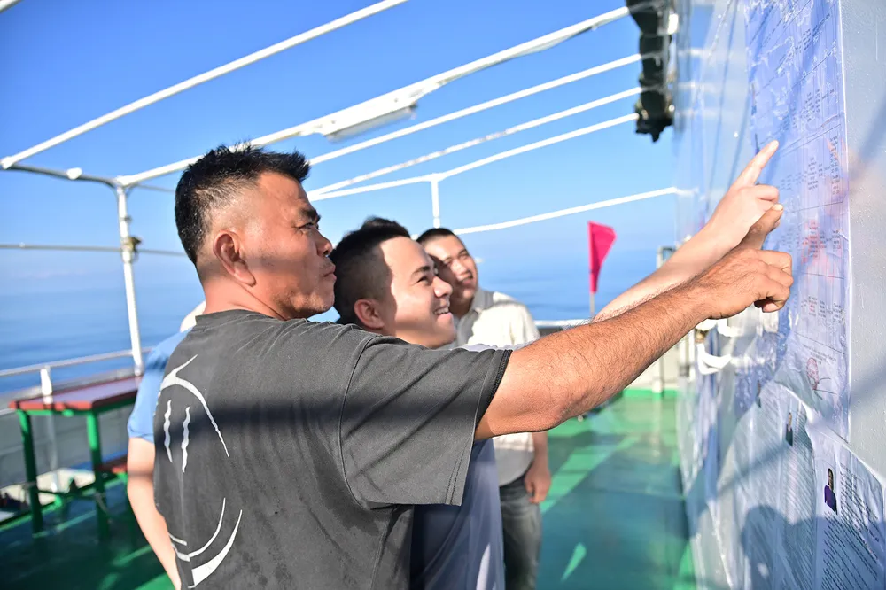 1. Cử tri tàu Hải An 68 tìm hiểu các ứng viên đại biểu Quốc hội Khóa XVI và đại biểu HĐND Thành phố nhiệm kỳ 2026 - 2031.jpg