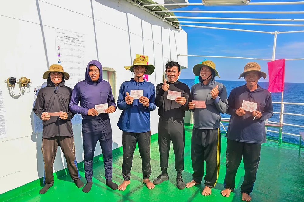 10. Ngư dân tàu cá QNg96435TS tự hào khi được bầu cử sớm.JPG