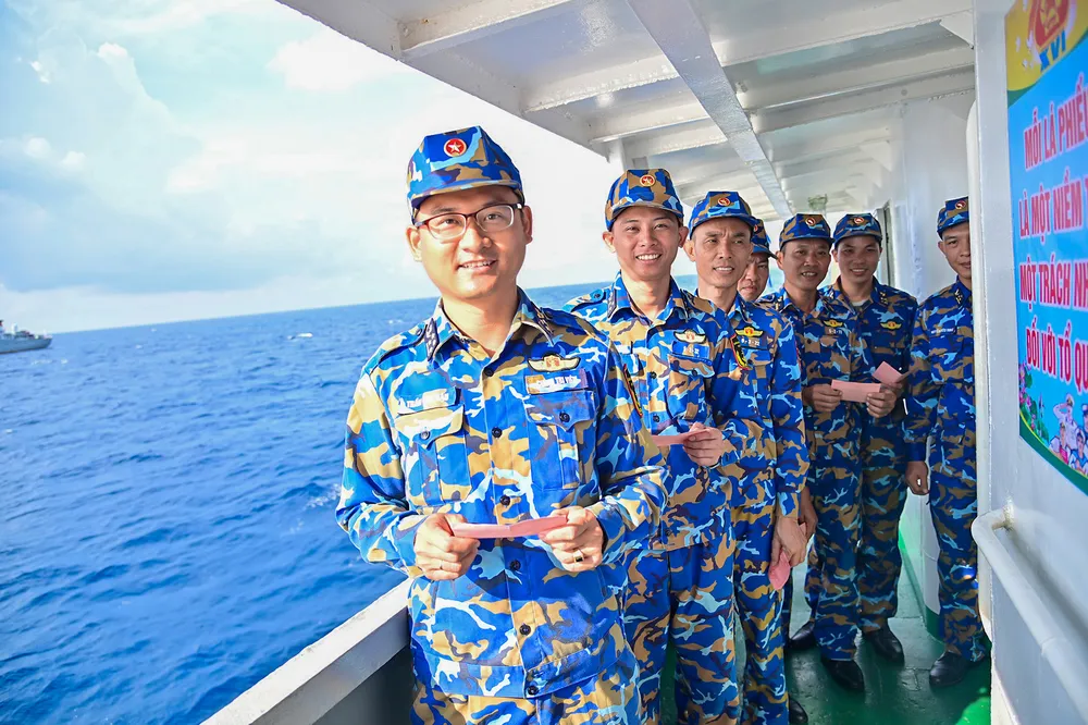 11. Cán bộ, chiến sĩ Tàu Trường Sa 02 hoàn thành bầu cử sớm.JPG