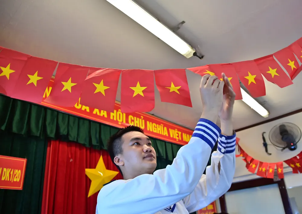 2. Cử tri nhà giàn DK1 trang trí phòng bầu cử.JPG