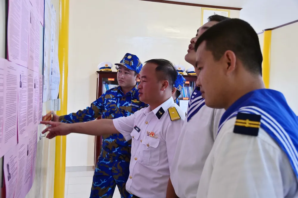 4. Cử tri nhà giàn DK1.20 và tàu trực 740 tìm hiểu về các ứng cử viên.jpg