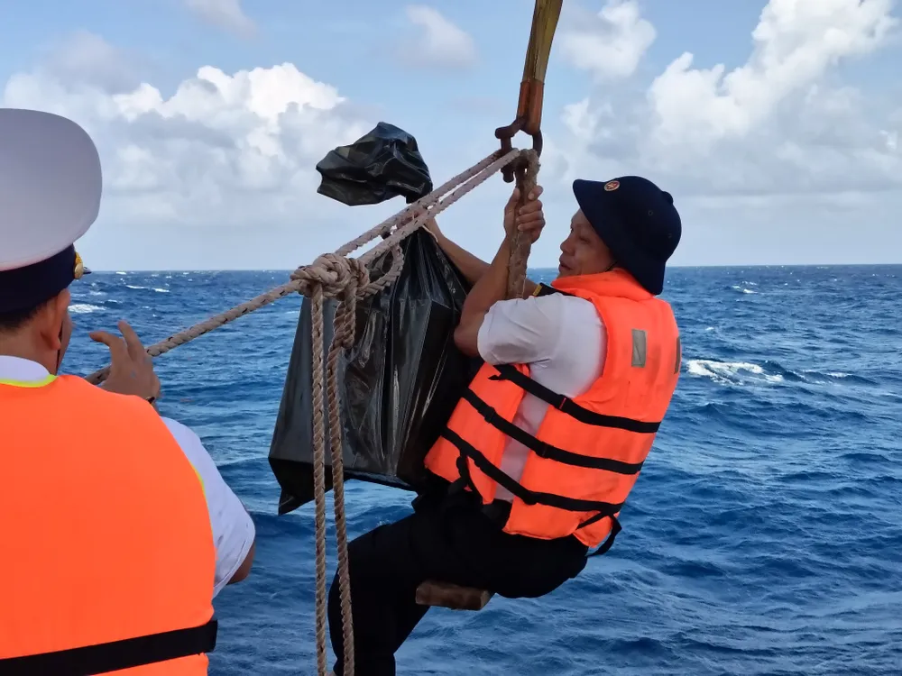 4. Thời điểm sóng gió to, việc đưa thùng phiếu và người lên các nhà giàn gặp rất nhiều khó khăn.jpg