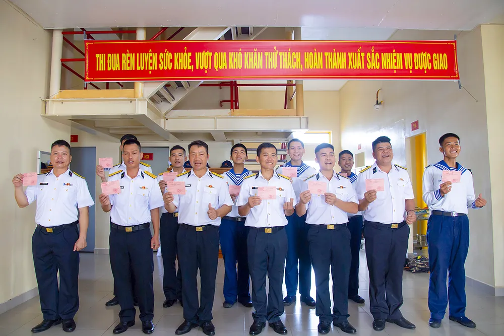 9. Cử tri trên Nhà giàn DK1.8 phấn khởi chụp ảnh lưu niệm sau khi hoàn thành bầu cử.jpg