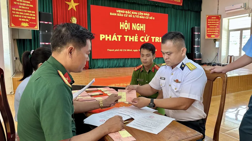 Tổ Bầu cử số 6 tổ chức phát thẻ cử tri tại Ban CHPT Khu vực 6 – Đặc khu Côn Đảo 2.jpg