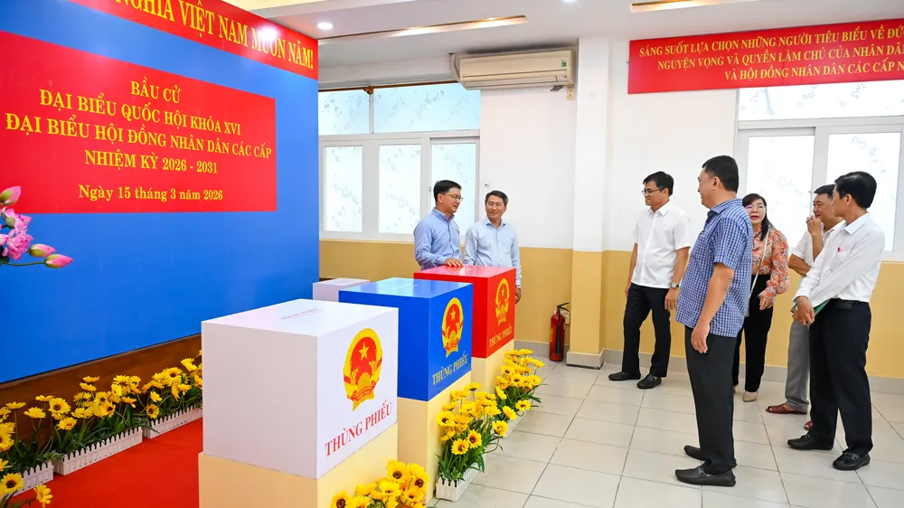 Đồng chí Nguyễn Mạnh Cường, Phó Chủ tịch UBND, Phó Chủ tịch UBBC TPHCM kiểm tra khu vực bỏ phiếu số 1, phường Sài Gòn.jpg