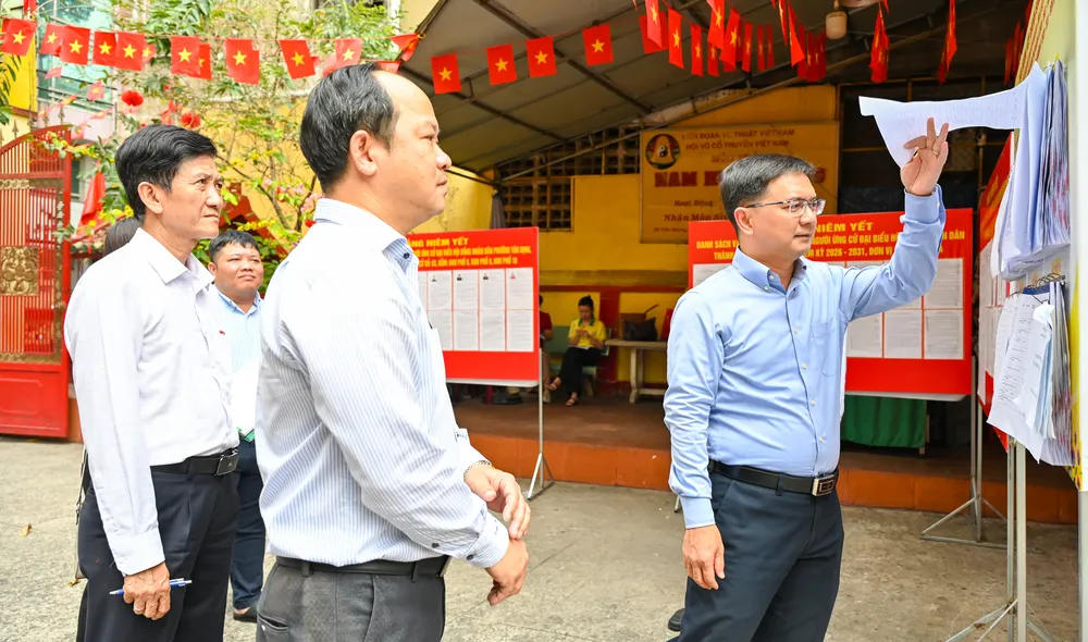 Đồng chí Nguyễn Mạnh Cường, Phó Chủ tịch UBND, Phó Chủ tịch UBBC TPHCM kiểm tra khu vực bỏ phiếu số 6, phường Tân Định - 3.jpg