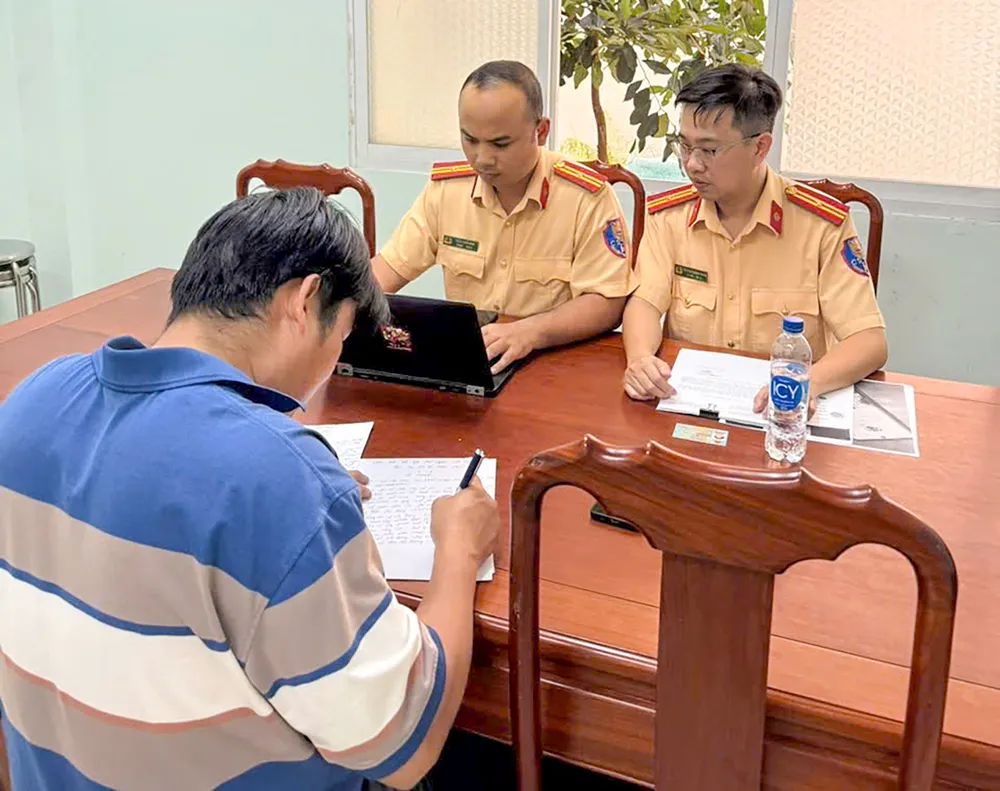 Ông L.V.H tại cơ quan Công an.jpg