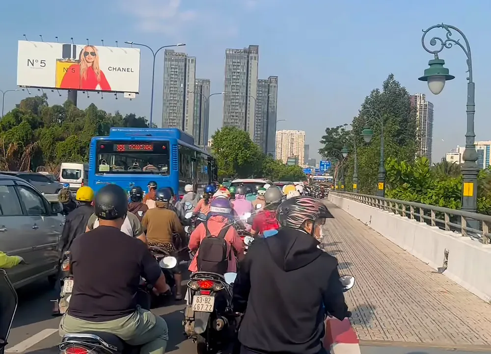 Kẹt xe đường Mai Chí Thọ, Trần Não hướng vào Trung tâm TPHCM.jpg