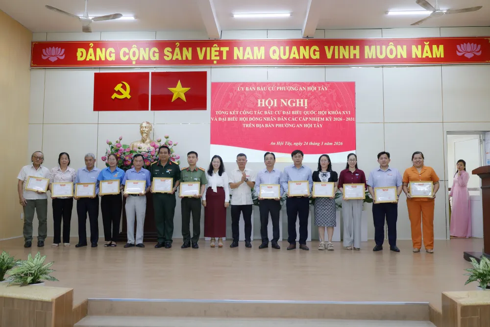 Lãnh đạo phường An Hội Tây khen thưởng các tập thể và cá nhân có thành tích tiêu biểu trong đợt bầu cử.jpg