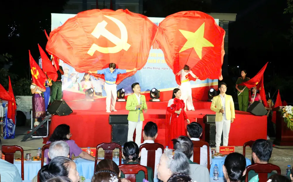 Tiết mục văn nghệ tại hội thi thi văn nghệ với chủ đề “Khúc ca ngày hội non sông” do Ủy ban bầu cử phường An Phú Đông tổ chức.jpg