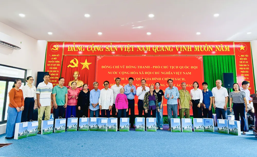 Dịp này, Phó Chủ tịch Quốc hội cùng đoàn công tác đã trao 50 phần quà đến các gia đình chính sách và người có công với cách mạng tại đặc khu Côn Đảo.jpg