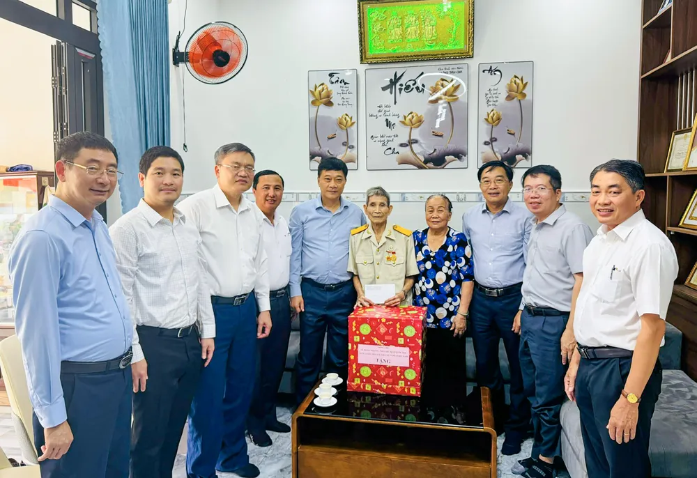 Đoàn công tác đã đến thăm, tặng quà gia đình ông Nguyễn Xuân Viên, cựu tù chính trị Côn Đảo.jpg