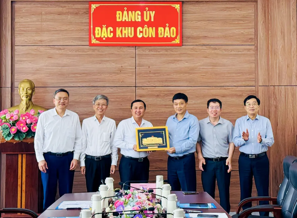 Phó Chủ tịch Quốc hội Vũ Hồng Thanh tặng quà lưu niệm đến Ban Thường vụ đặc khu Côn Đảo.jpg
