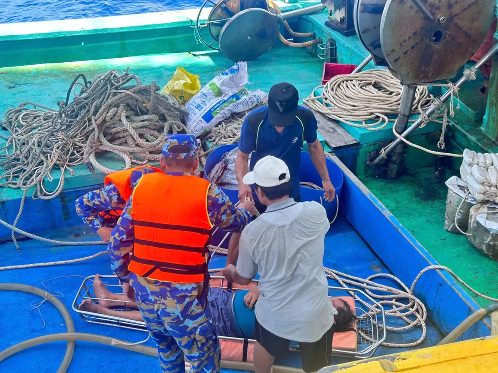 1. Chuyển ngư dân bị nạn lên nhà giàn.jpg