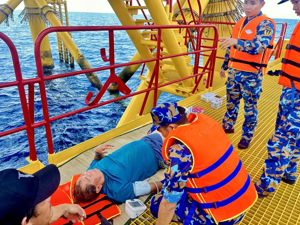 2. Nhà giàn DK1.11 tiến hành thăm khám cho ngư dân gặp nạn.jpg