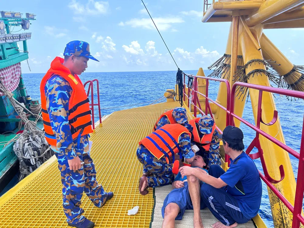 3. Quân Y Nhà giàn DK1.11 tiến hành sơ cứu cho ngư dân gặp nạn.jpg