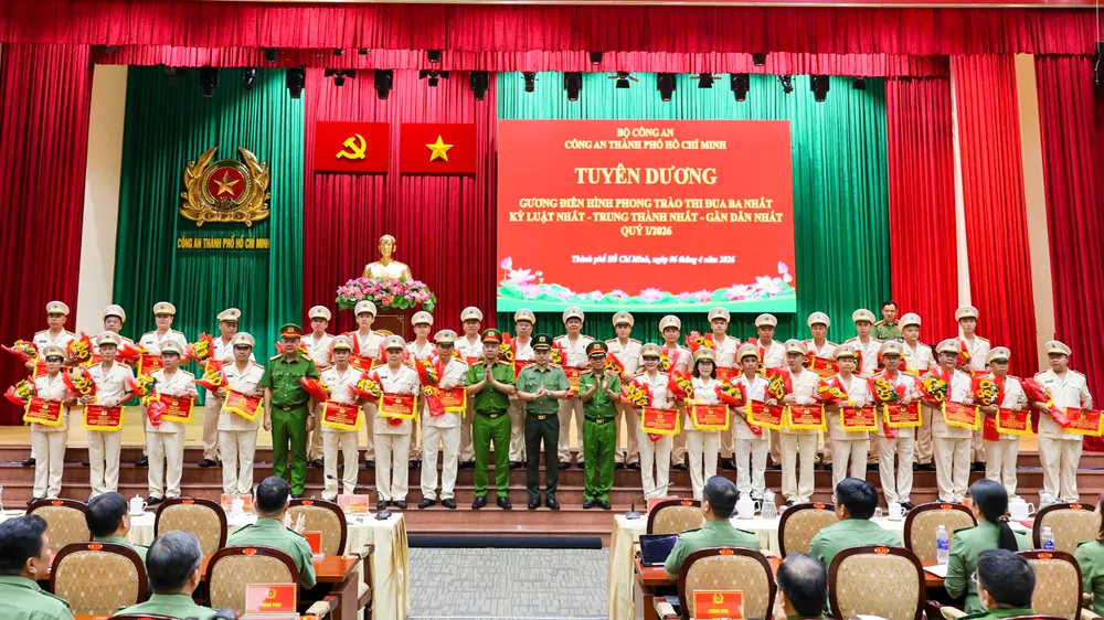Ban Giám đốc Công an TPHCM trao tuyên dương các gương điển hình trong phong trào thi đua Ba Nhất.jpg