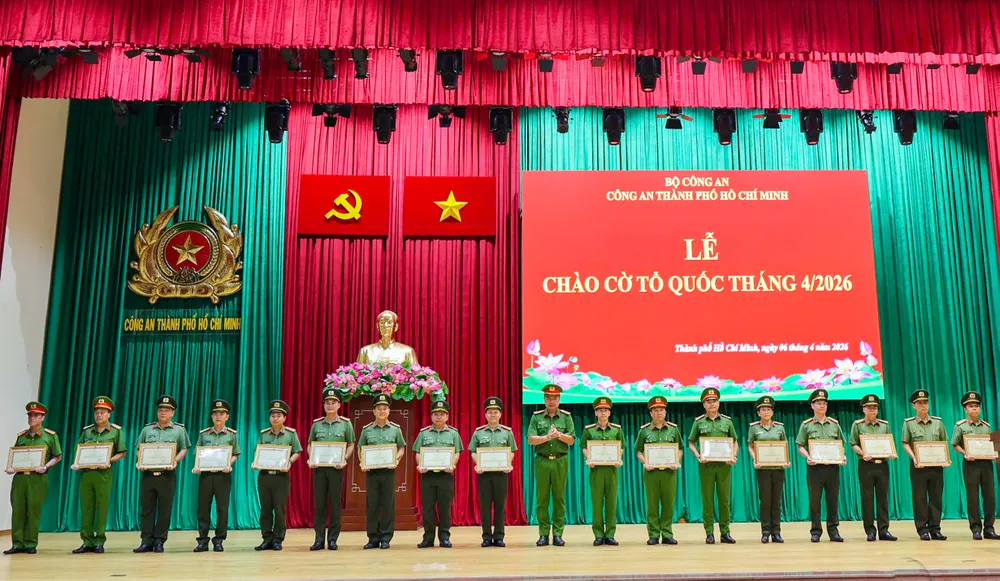 Các cá nhân, tập thể vinh dự đón nhận Bằng khen của Bộ Công an.jpg