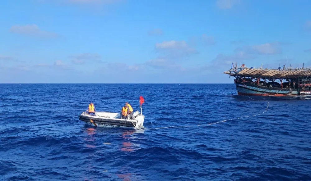 cÁN BỘ, NHÂN VIÊN TÀU kN 475 LÀM DÂY ĐỂ LAI KÉO TÀU CÁ QNg 90251 TS đảo Đá Tây A (đặc khu Trường Sa, tỉnh Khánh Hòa).jpg