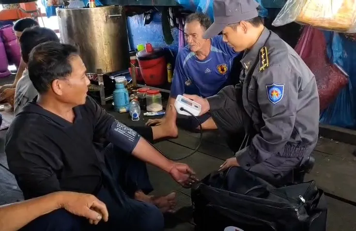 Kiêm tra sức khỏe cho các ngư dân.jpg