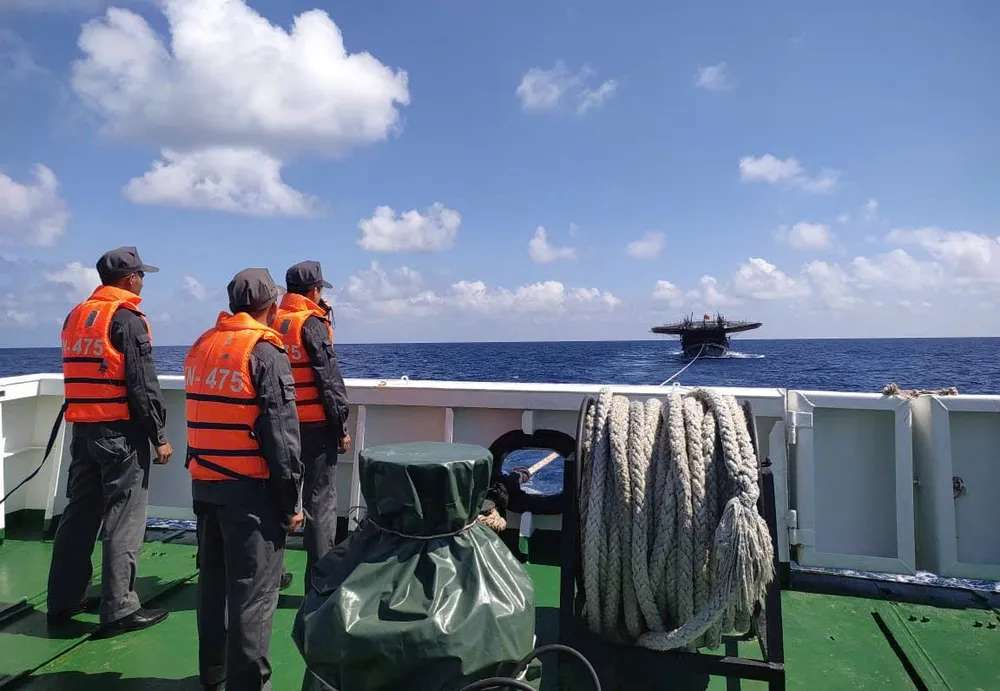 tÀU 475 TIÊN HÀNH LAI KÉO TÀU QNg 90251 TS  VỀ đảo Đá Tây A (đặc khu Trường Sa, tỉnh Khánh Hòa).jpg