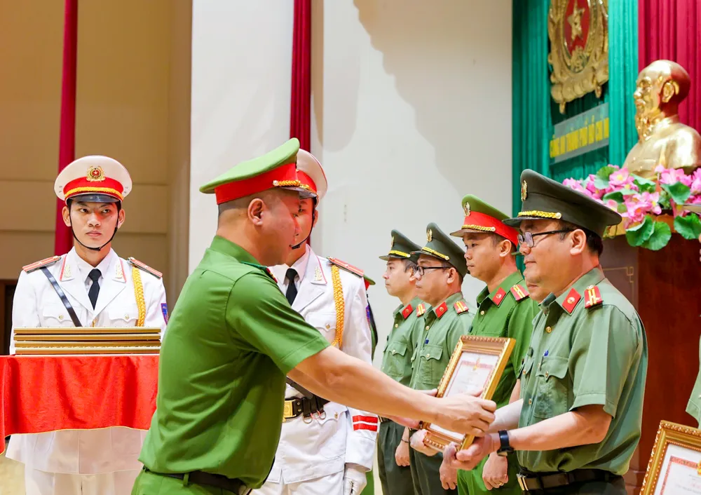 Thượng tá Nguyễn Thành Hưng, Phó Giám đốc Công an TPHCM trao Bằng khen của UBND TPHCM cho các cá nhân và tập thể xuất sắc.jpg