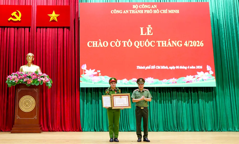 Trung tướng Mai Hoàng, Giám đốc Công an TPHCM trao Huân chương Dũng cảm của Chủ tịch nước và Quyết định chuyển chế độ phục vụ chuyên nghiệp trong lực lượng CAND cho đồng chí Nguyễn Mai Thi.jpg