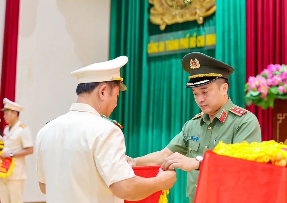 Trung tướng Mai Hoàng, Giám đốc Công an TPHCM trao tuyên dương các gương điển hình trong phong trào thi đua Ba Nhất.jpg