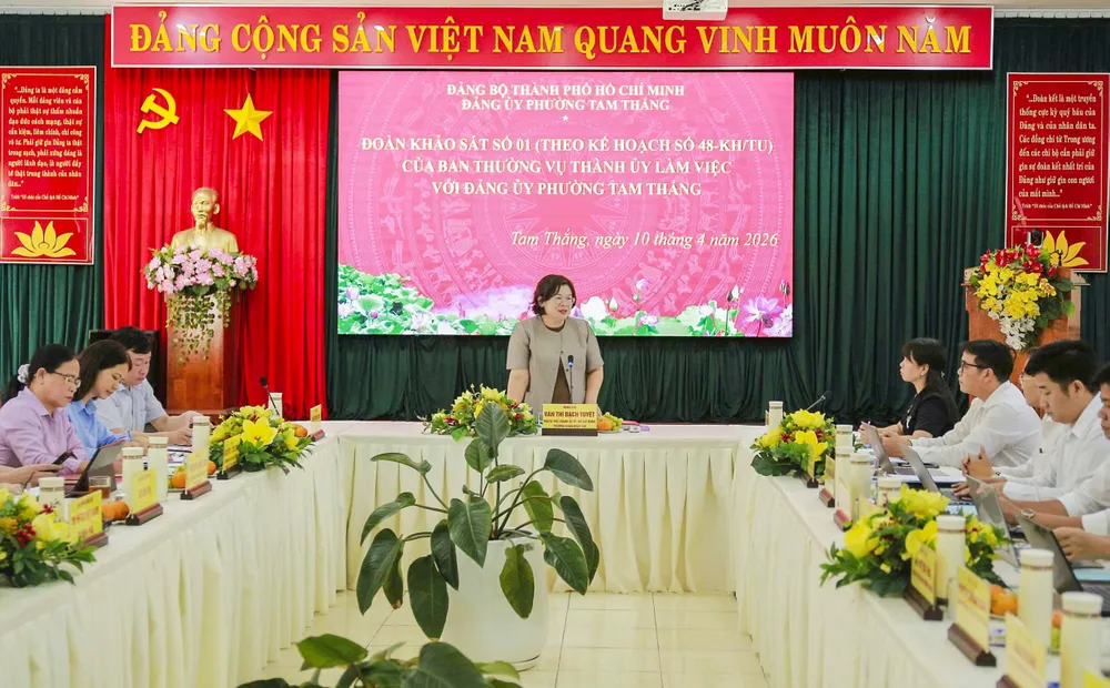 Đồng chí Văn Thị Bạch Tuyết chủ trì buổi làm việc với Đảng ủy phường Tam Thắng.jpg