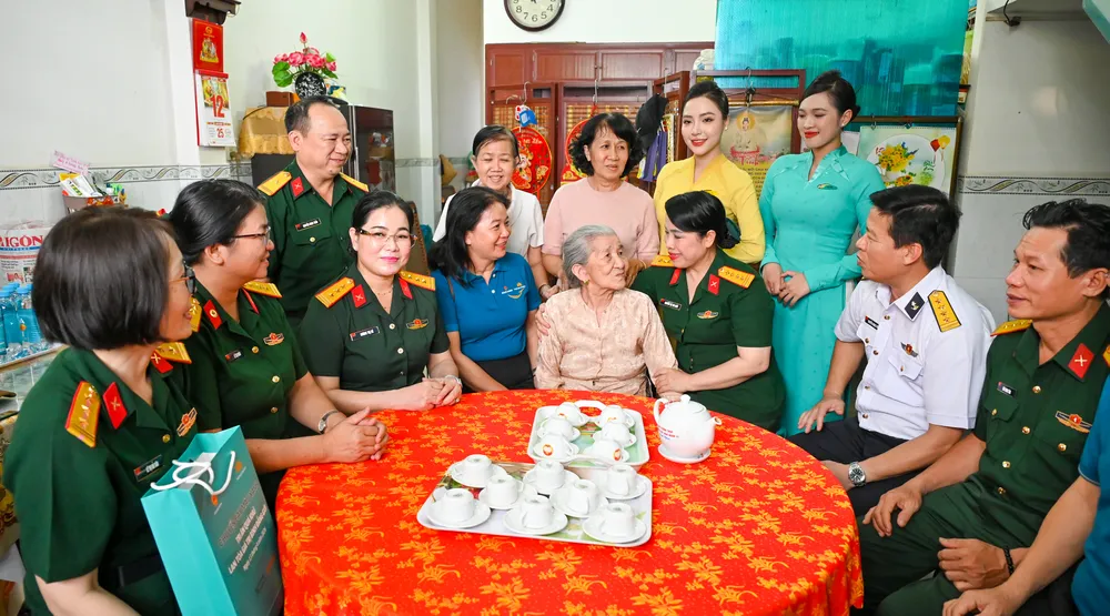 Đoàn 3 - 4 - Mẹ VNAH Trần Thị Hồng.jpg