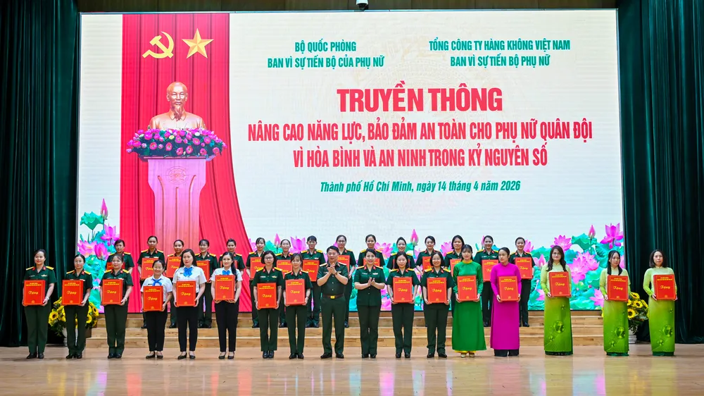 Dịp này, Ban VSTBCPN Bộ Quốc phòng đã biểu dương 30 cán bộ, hội viên phụ nữ quân đội tiêu biểu vì có thành tích xuất sắc trong nghiên cứu khoa học, đổi mới sáng tạo và chuyển đổi số - 3.jpg