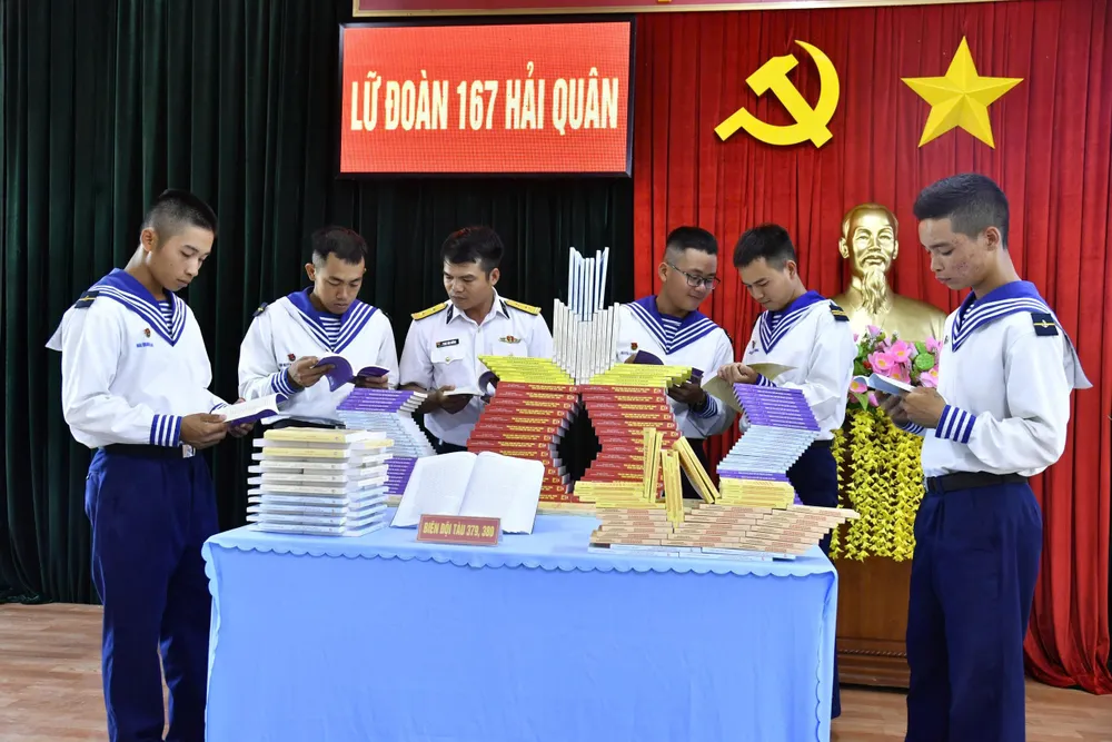 Ảnh 2 Cán bộ, chiến sĩ tham quan mô hình sách_2.jpg