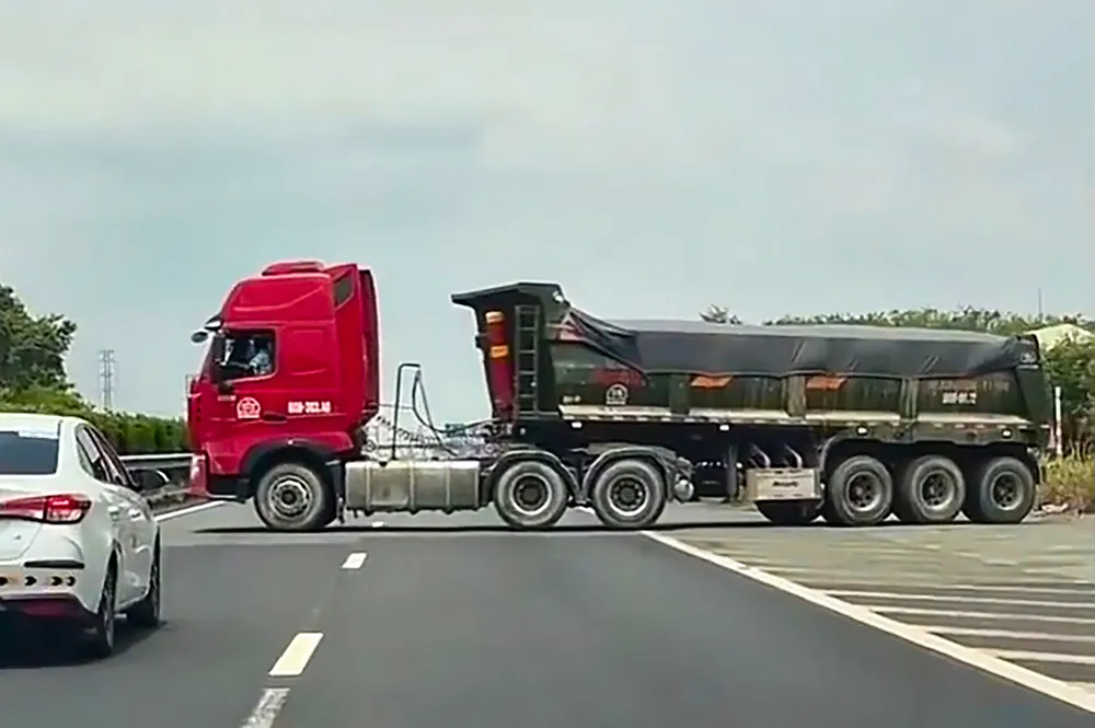 Quay đầu xe trên cao tốc 1.jpg