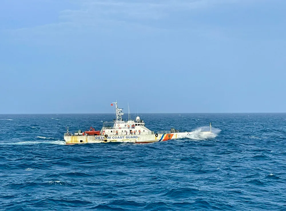 Tàu CSB 4034 làm nhiệm vụ trực SSCĐ trên biển.jpg