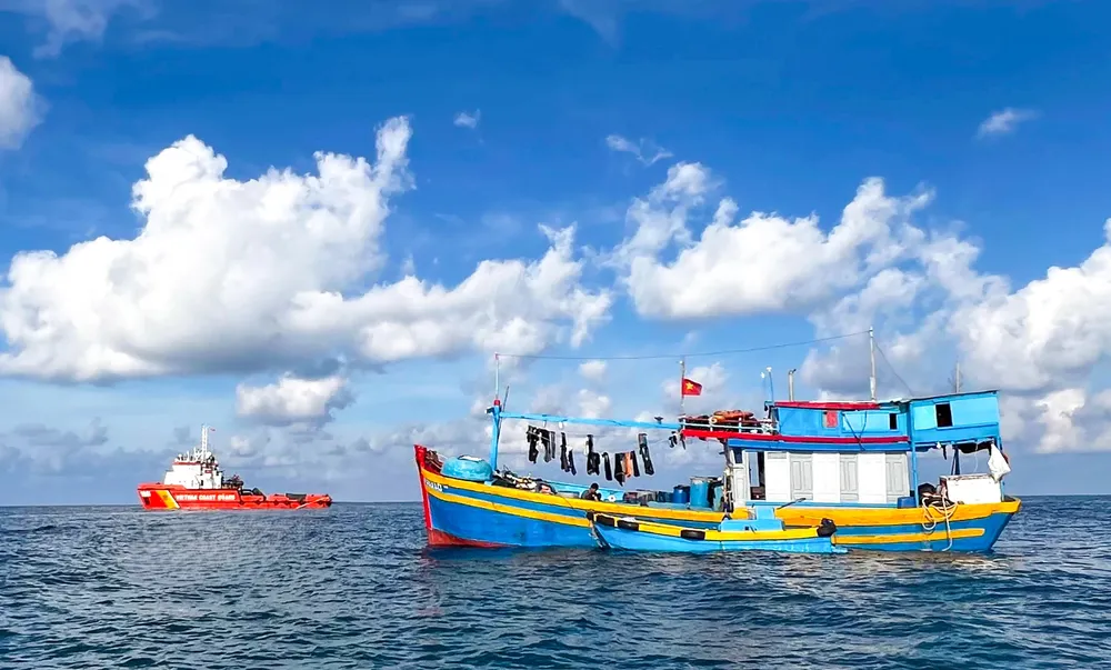 Tàu CSB 9001 làm nhiệm vụ tuần tra, kiểm soát trên biển.jpg