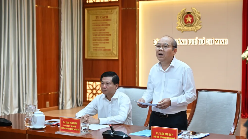 Đồng chí Trần Văn Bảy phát biểu tham luận tại hội nghị