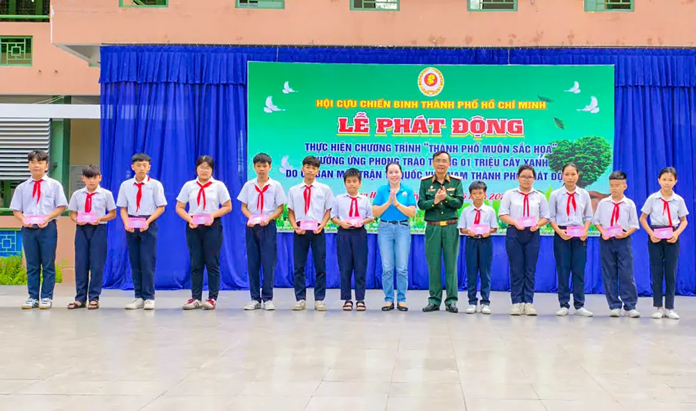 Ban Tổ chức trao tặng học bổng cho học sinh.jpg