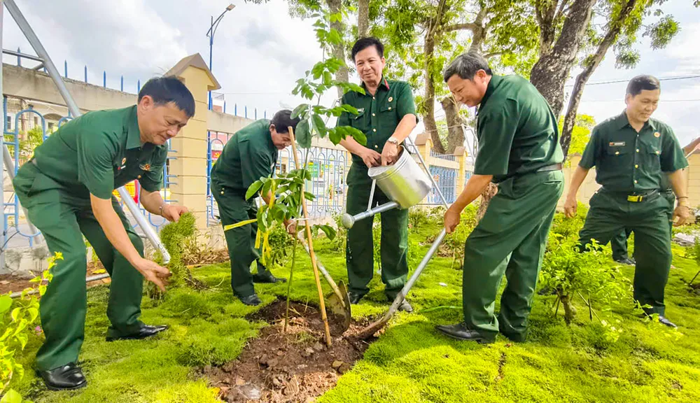 Cán bộ, hội viên Cựu Chiến binh tham gia trồng cây xanh - 1.jpg