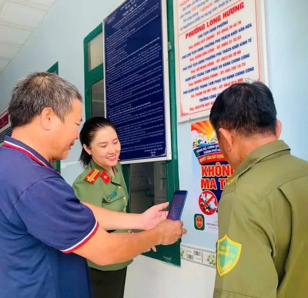 Công an phường Long Hương, xã Dầu Tiếng tuyên truyền, hướng dẫn người dân cài đặt ứng dụng _SOS An ninh, trật tự_ 2.jpg