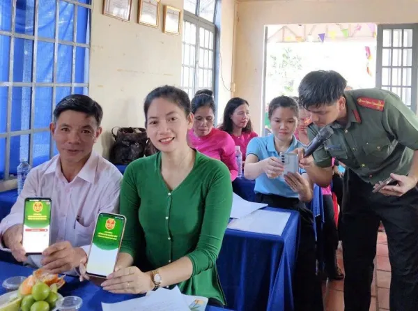 Công an phường Long Hương, xã Dầu Tiếng tuyên truyền, hướng dẫn người dân cài đặt ứng dụng _SOS An ninh, trật tự_..jpg