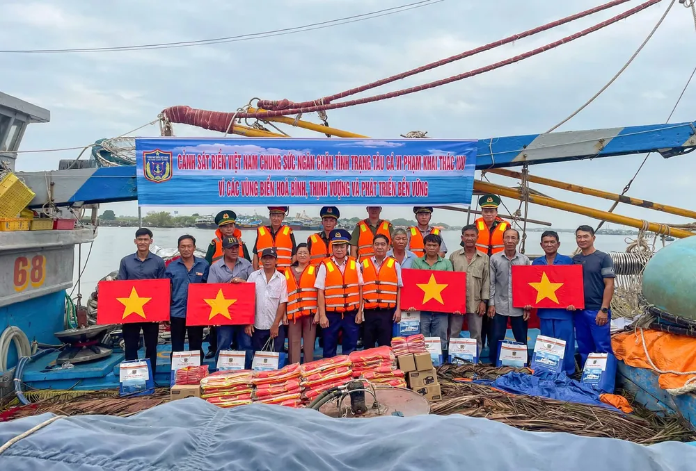 Bộ Tư lệnh Vùng Cảnh sát biển 3 Đồng hành với ngư dân Thành phố Hồ Chí Minh.jpg