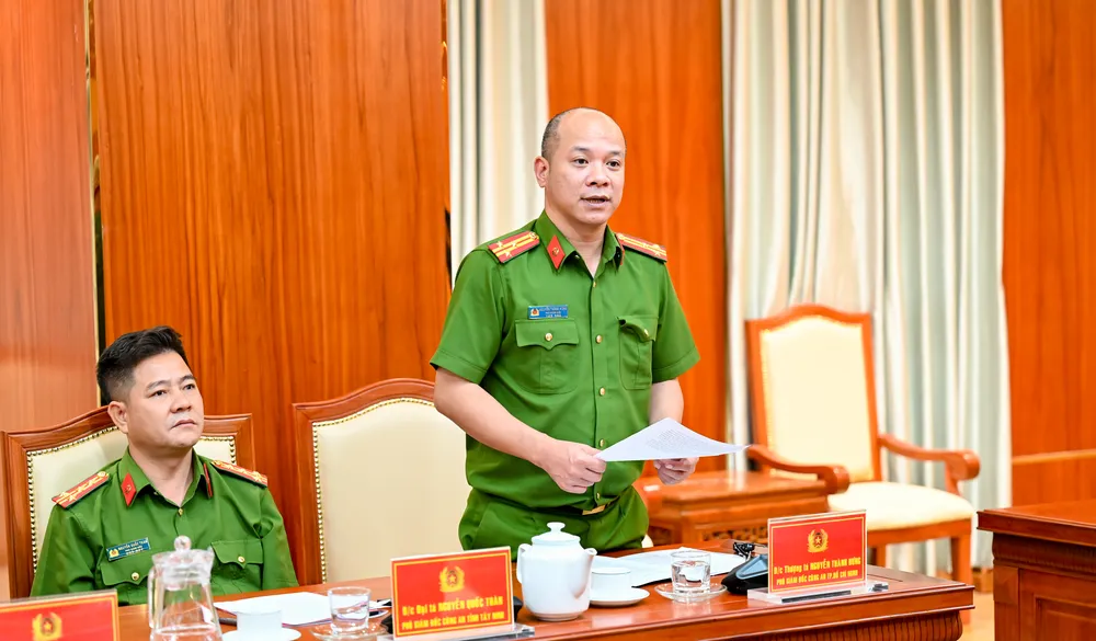 Thượng tá Nguyễn Thành Hưng, Phó Giám đốc Công an TPHCM, Thủ trưởng Cơ quan CSĐT Công an Thành phố báo cáo tóm tắt vụ án.jpg