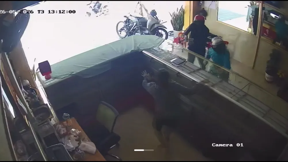 Hiện trường vụ cướp tiệm vàng. Hình ảnh cắt từ camera an ninh.jpg