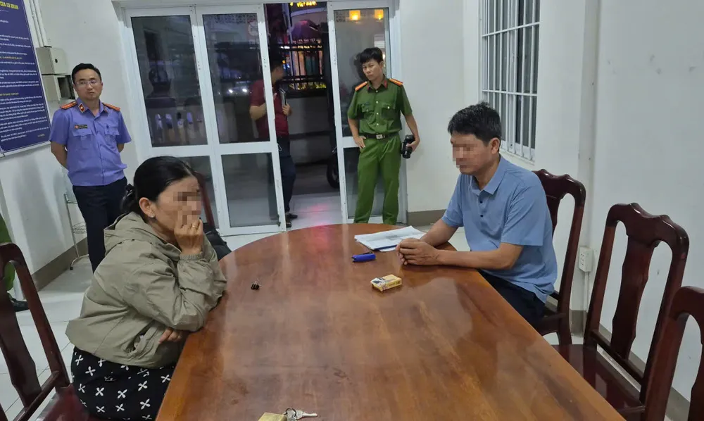 Trương Thị Kim Hà và Nguyễn Văn Lời tại cơ quan Công an.jpg