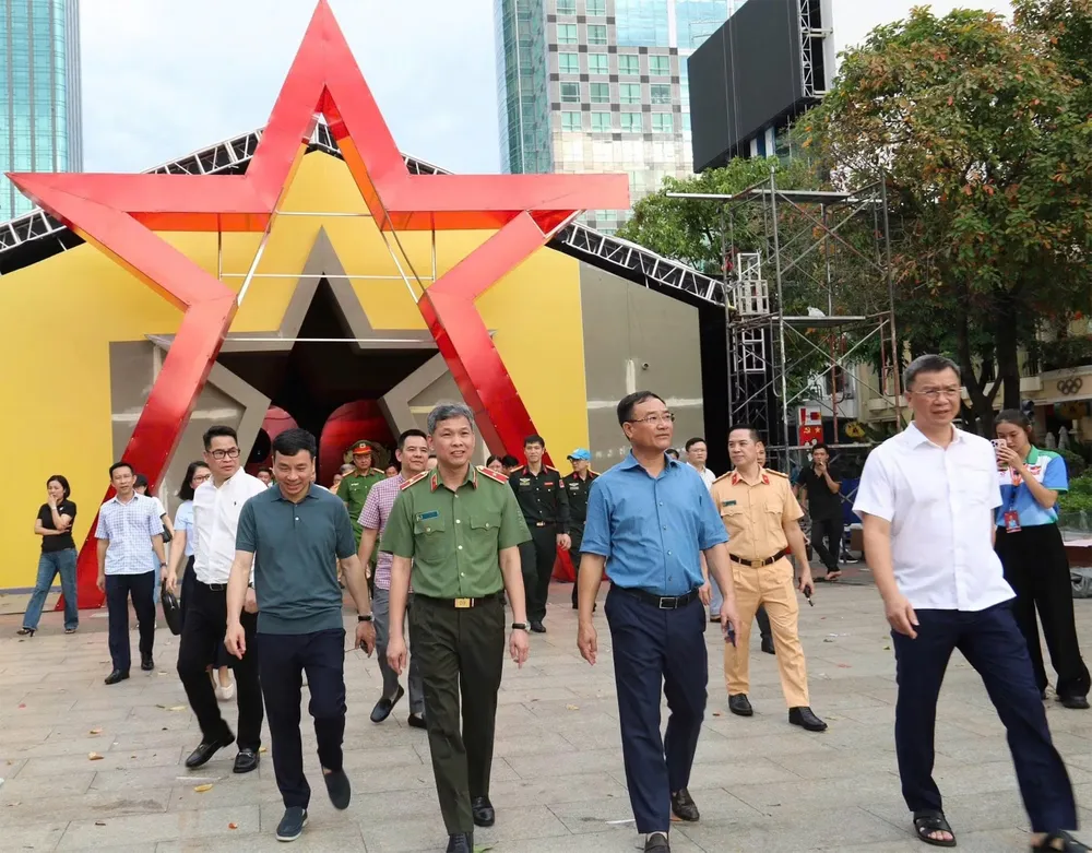 Thứ trưởng Phạm Thế Tùng cùng đoàn công tác trực tiếp đến kiểm tra tiến độ, sơ duyệt công tác thi công và chuẩn bị các hạng mục, công trình phục vụ Chương trình Gala Tổ quốc bình yên.jpg