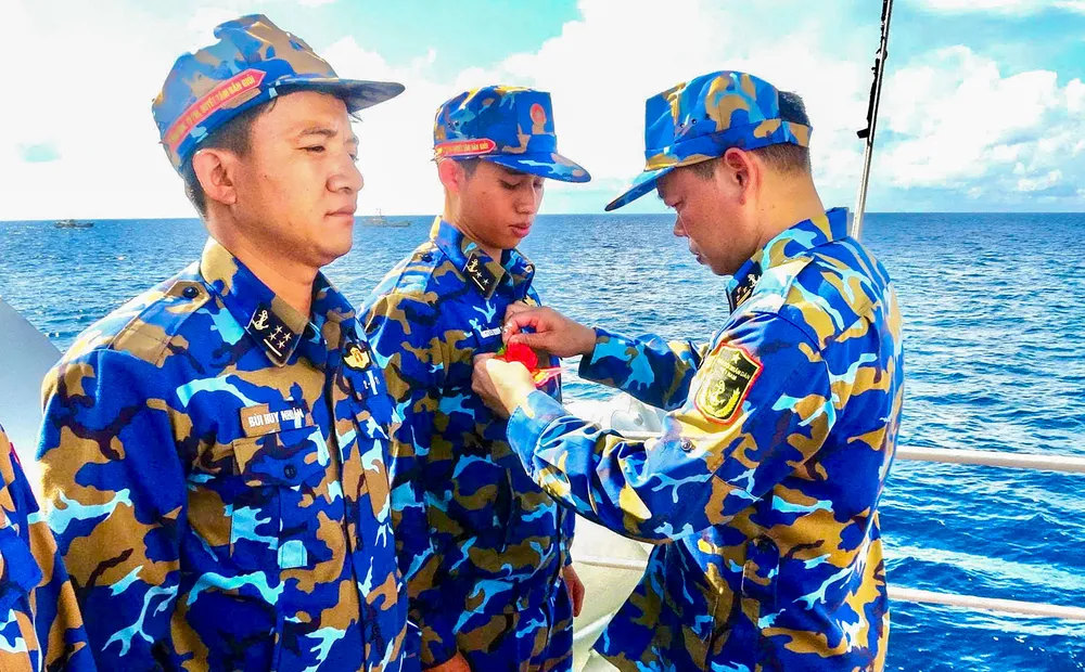 Ảnh 4 Thượng tá Lê Đức Thảnh, Lữ đoàn trưởng trao hoa bắn giỏi cho kíp bắn trên tàu 383, Lữ đoàn 167.jpg