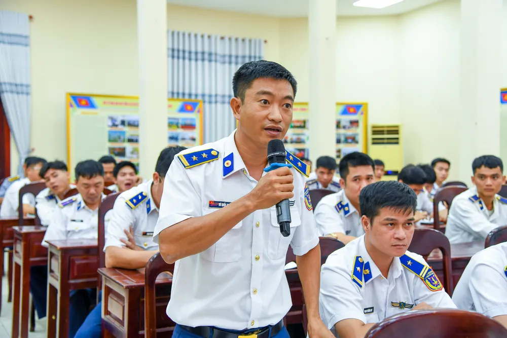 Cán bộ, chiến sĩ Bộ Tư lệnh Vùng Cảnh sát biển 3 đóng góp ý kiến tại hội nghị.jpg